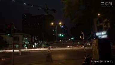 时间推移拍摄的十字路口在晚上行人和自行车在人行横道上行走